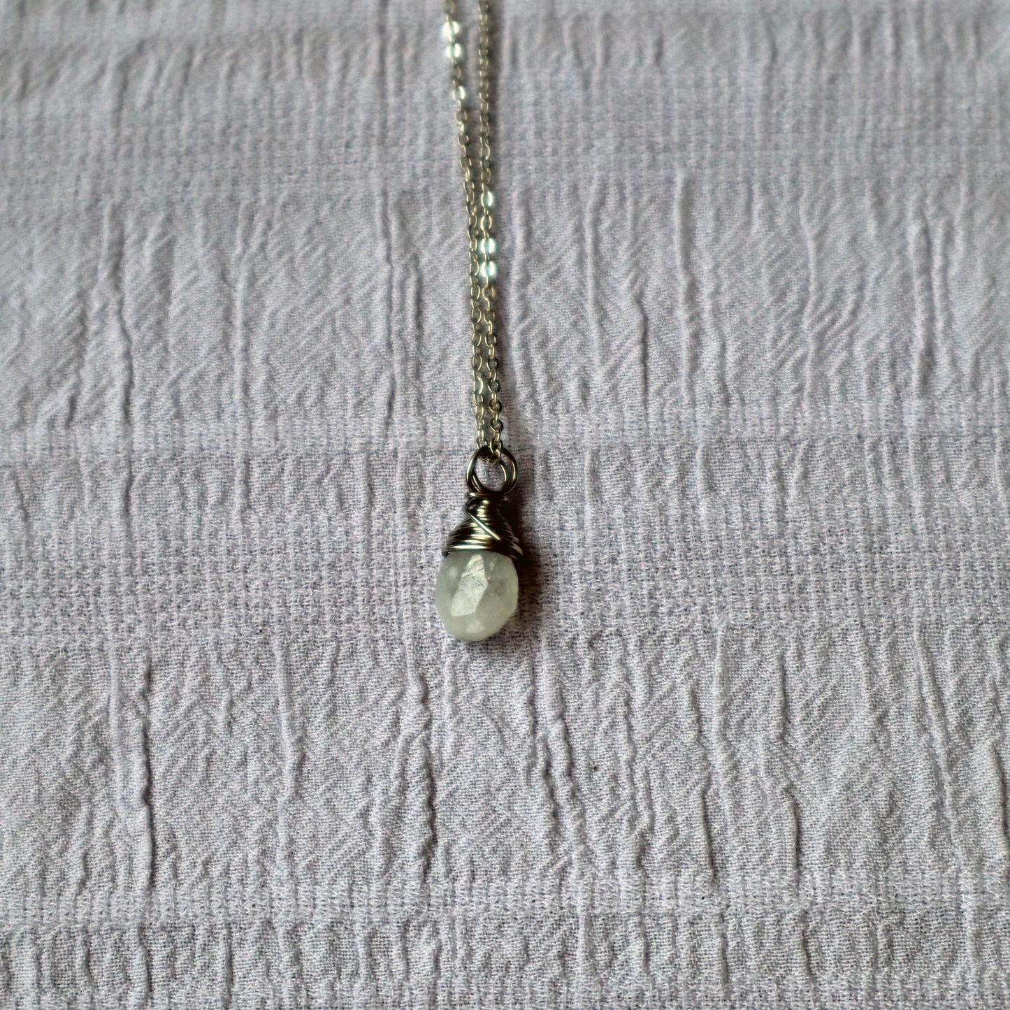 COLLAR GOTA PIEDRA LUNA