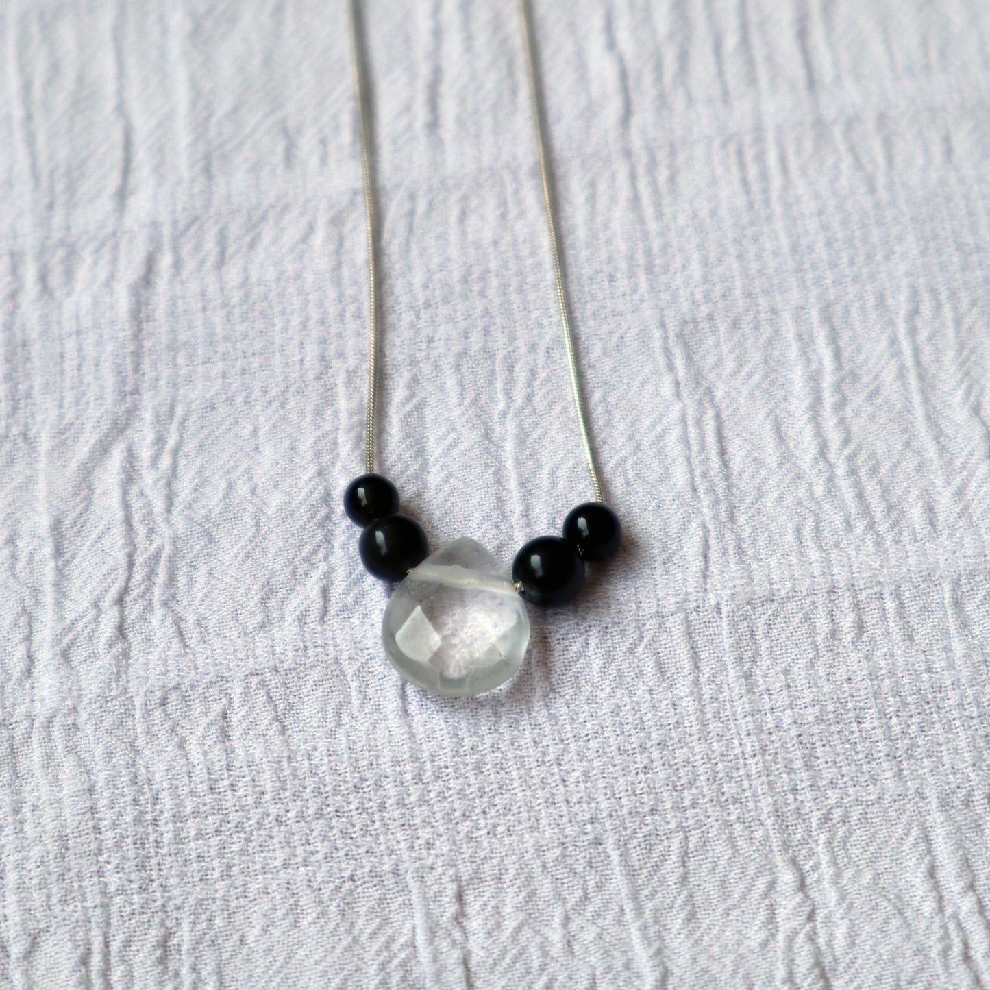 COLLAR GOTA DE CUARZO Y ONIX